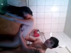 Գեղեցիկ pissing. շրջ ...